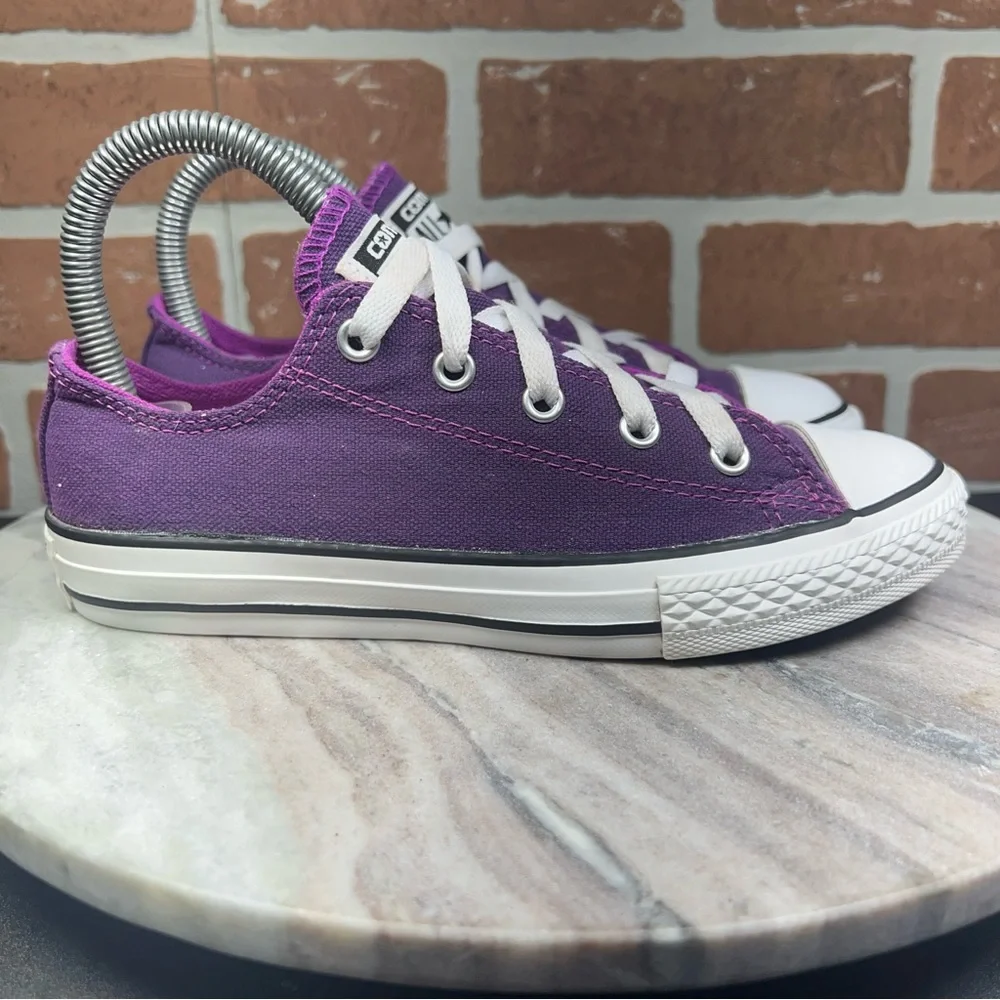 Converse Chuck Taylor All Star Low Shoes Girls Size 2 Athletic Sneakers Purple.